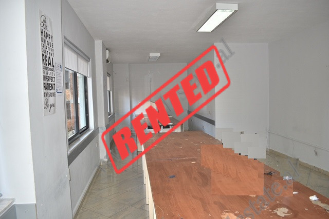 Ambient zyre me qera prane rruges se Dibres ne Tirane (TRR-118-34L)